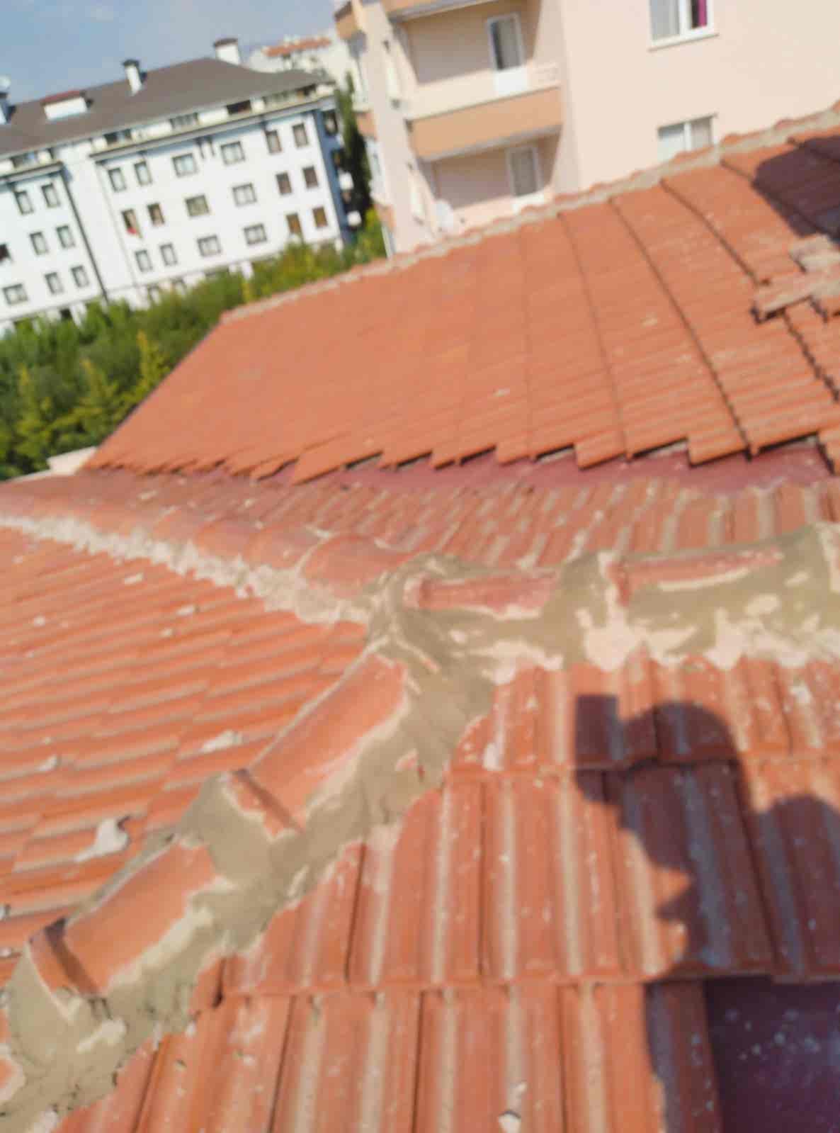 Apartmanda komşudan çatı sızıntı sorumluluğu — KMK m.19-20, TBK m.49 hukuki rehber